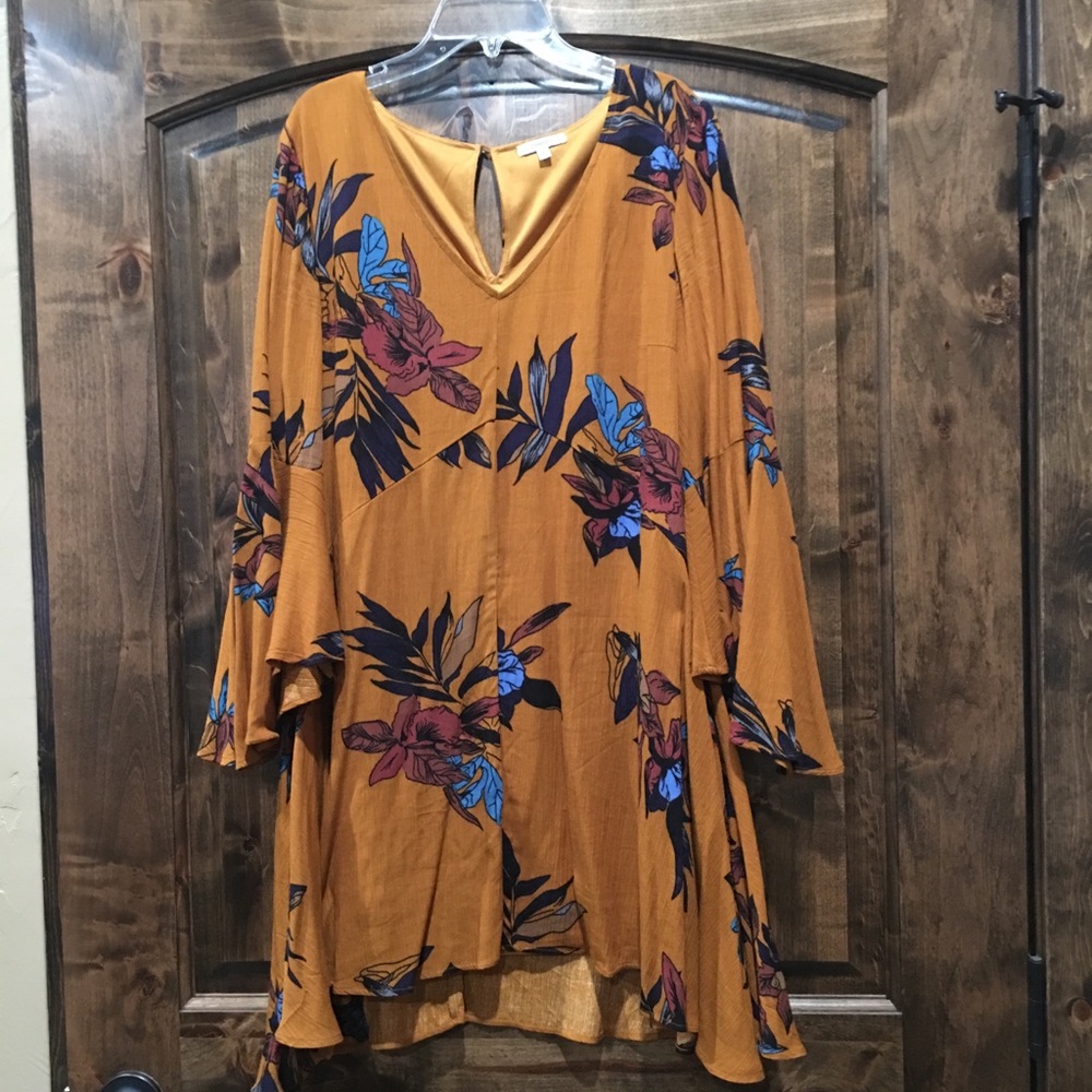 Flowy floral dress w/bell sleeves